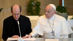Am Sonntag konnte der Papst das Mittagsgebet nicht alleine vom Fenster des Apostolischen Palastes durchführen. Monsignore Paolo Braida las das Redemanuskript vor.