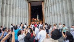 La gente lleva una estatua de la Virgen María, durante una procesión en el perímetro de la Catedral Metropolitana. 