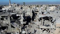 Gli effetti dei bombardamenti israeliani su Khan Younis
