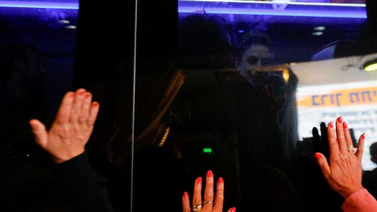 Propouštění rukojmích v rámci dohody mezi Izraelem a palestinskou islamistickou skupinou Hamas