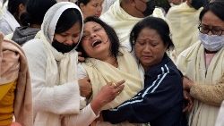 Żałobnicy opłakujący jedną z ofiar niedawnych strzelanin w stanie Manipur w Indiach, 5 grudnia 2023 r.