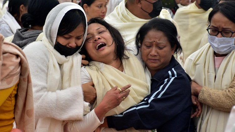 Żałobnicy opłakujący jedną z ofiar niedawnych strzelanin w stanie Manipur w Indiach, 5 grudnia 2023 r.