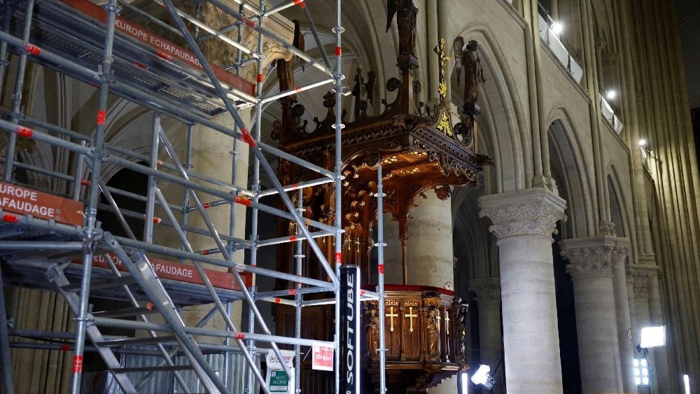 Vista da nave da Catedral de Notre-Dame de Paris, que foi devastada por um incêndio em 2019 que derrubou sua torre, enquanto as obras de restauração continuam um ano antes de sua reabertura ao público. (REUTERS/Sarah Meyssonnier/Pool)