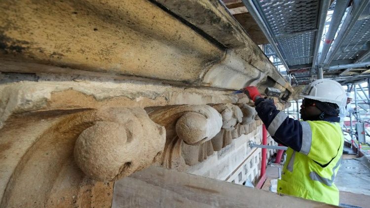 Les artisans s'activent pour permettre la réouverture de la cathédrale en décembre 2024. 