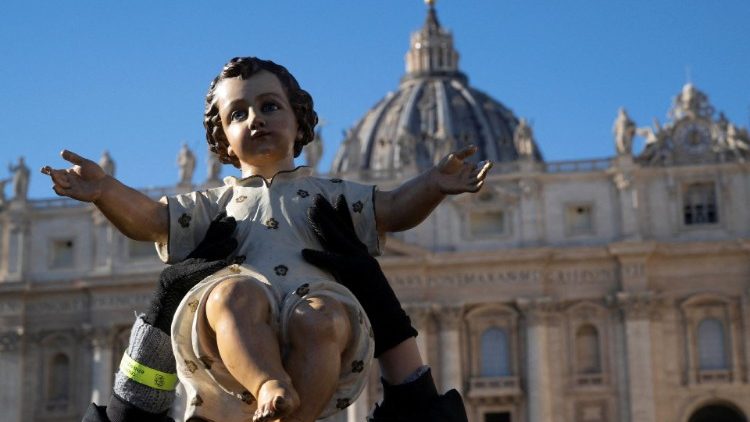 Благаслаўленне фігурак Дзіцятка Езуса на ватыканскай плошчы