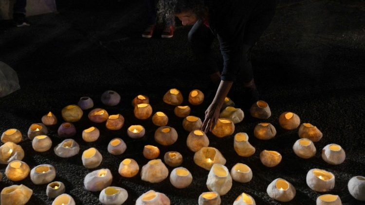 Andacht von Angehörigen der nach Gaza entführten Geiseln in Tel Aviv 