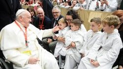 वाटिकन में 'पुएरी कैंटोरेस' फेडरेशन से मुलाकात करते हुए संत पापा फ्राँसिस 