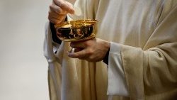 "Na encarnação do Verbo divino houve a shekinah de Deus, repetida sempre na Eucaristia, quando “Deus habita no abrigo do Altíssimo”  (Photo Reuters/Remo Casilli)