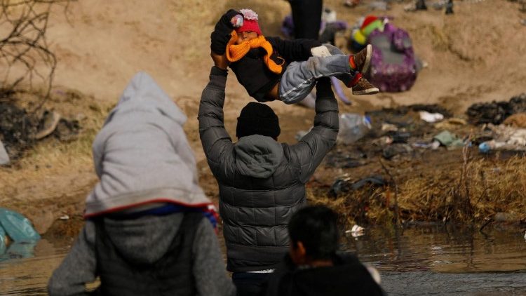 Migrantes tratan de alcanzar el territorio estadounidense desde Ciudad Juarez, México