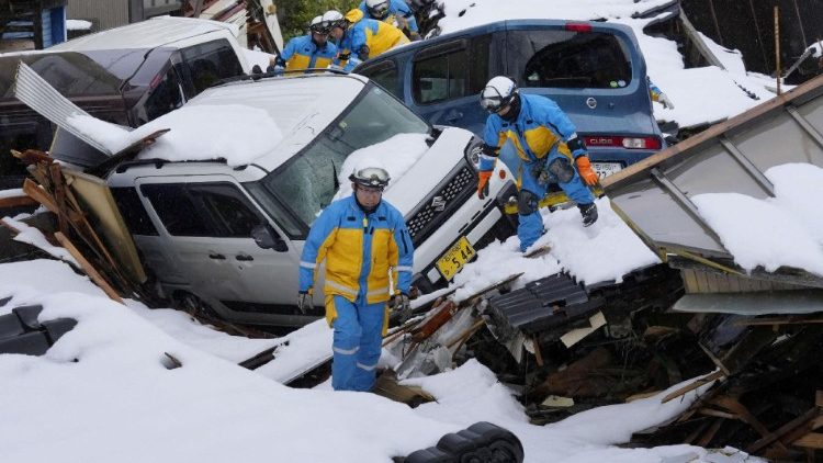 Polizisten suchen nach Opfern des Erdbebens, dem in der betroffenen Region auch ein Tsunami folgte