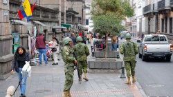 Membros da polícia e do exército vigiam os arredores da prisão El Inca, em Quito (Reuters)