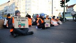 Mitglieder der "Letzten Generation" blockieren eine Straße in Berlin, 10. Januar 2024