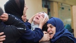 Wanawake wa Kipalestina katika mazishi ya wanafamilia zao.