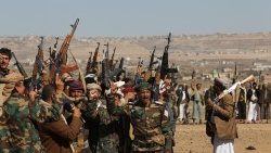 14. Januar: Huthi-Kämpfer protestieren gegen die US-Militärschläge 