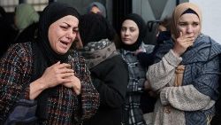 हेब्रोन के पास इज़रायली सैनिकों द्वारा मारे गए दो फ़िलिस्तीनियों का अंतिम संस्कार