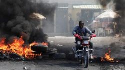 Brennende Straßenbarrikaden in Port-au-Prince