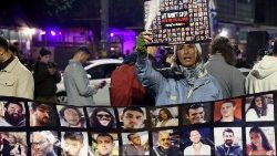 La protesta delle famiglie degli ostaggi israeliani trattenuti da Hamas