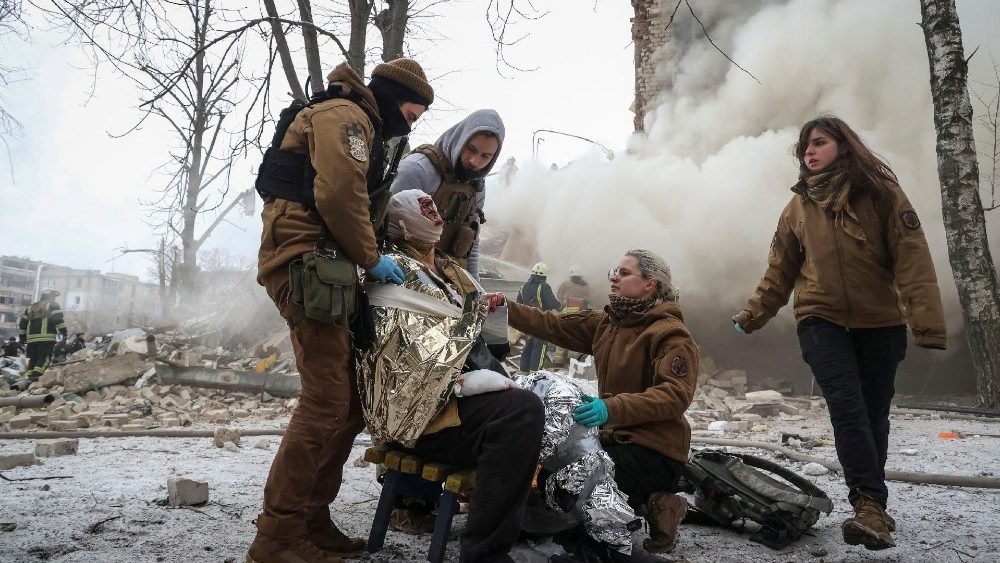 Profissionais médicos tratam um residente local ferido em um local de edifícios residenciais fortemente danificados durante um ataque de míssil russo, em meio ao ataque da Rússia à Ucrânia, em Kharkiv, Ucrânia, 23 de janeiro de 2024. REUTERS/Sofiia Gatilova