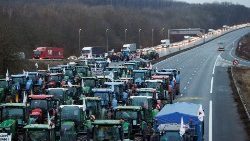 Französische Bauern blockieren die Autobahn nach Paris