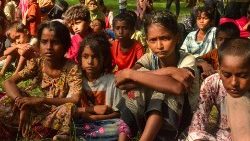 Crianças Rohingya após chegada à praia de Kuala Parek, Sungai Raya, em East Aceh Regency, Indonésia, 1º de fevereiro de 2024. REUTERS/Stringer