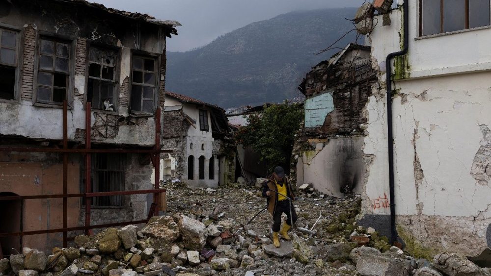 Um homem passa por casas destruídas pelo terremoto do ano passado, em Hatay, Turquia, em 5 de fevereiro de 2024. O tremor de magnitude 7,8 que ocorreu nas primeiras horas de 6 de fevereiro de 2023 arrasou cidades e áreas urbanas no sudeste do país. Matou mais de 53 mil pessoas na Turquia e quase 6 mil na vizinha Síria e deixou milhões de desabrigados. REUTERS/Umit Bektas