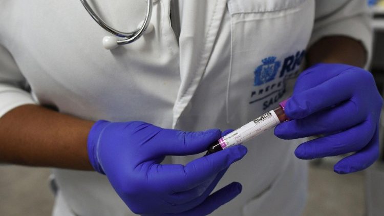 Krankenschwester mit Blutprobe