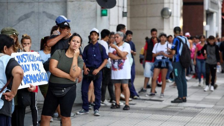 Des Argentins dans la "file de la faim" devant le ministère du capital humain, le 5 février 2024, à Buenos Aires en Argentine. 