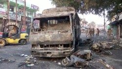 Ausgebranntes Auto bei Protesten in Uttarakhand, Indien