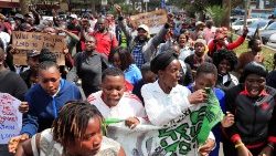 கென்ய நாட்டின் வரிவிதிப்புக் கொள்கைக்கு எதிராக அந்நாட்டு மக்கள் போராட்டம் 