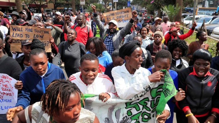 கென்ய நாட்டின் வரிவிதிப்புக் கொள்கைக்கு எதிராக அந்நாட்டு மக்கள் போராட்டம் 