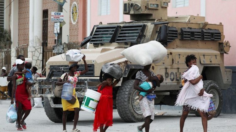 Haičio sostinės Port o Prenso gyventojai bėga nuo nusikalstamų gaujų smurto