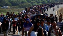 Migranten wandern auf die US-amerikanische Grenze zu