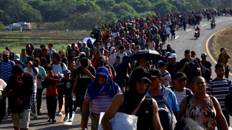Migranten wandern auf die US-amerikanische Grenze zu