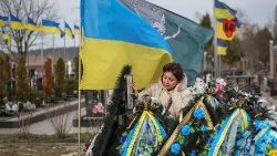 A tristeza de uma mulher ao visitar o túmulo de seu parente, um defensor ucraniano morto na guerra