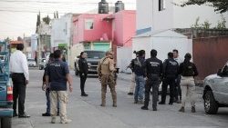Sicherheitskräfte sichern den Tatort eines Mordes an einem Bürgermeisterkandidaten in Mexiko