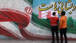Iraner hängen Wahlplakate in Teheran auf