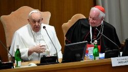 Papst Franziskus begrüßt die Teilnehmer der Konferenz „Mann-Frau-Gottesbild. Für eine Anthropologie der Berufungen“