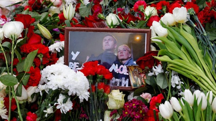 Blumen am Grab des Oppositionsvertreters Alexej Navalny