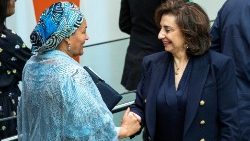 Bi Sima Bahouse na Bi Amina J. Muhammed wakisalimiana.