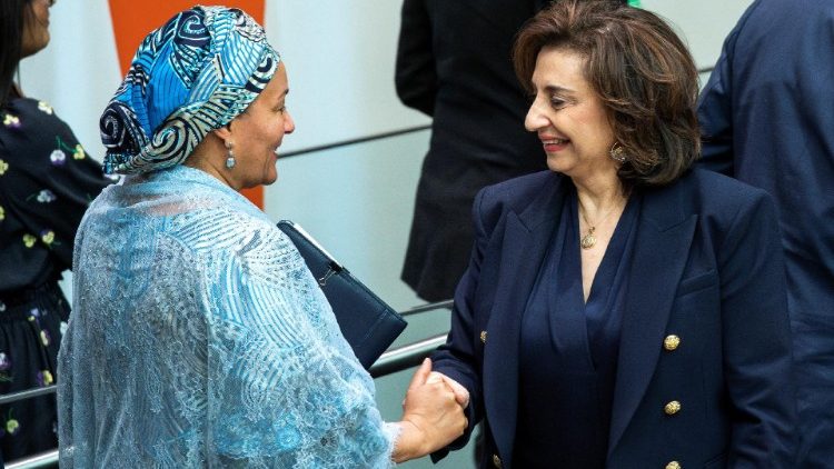 Bi Sima Bahouse na Bi Amina J. Muhammed wakisalimiana.