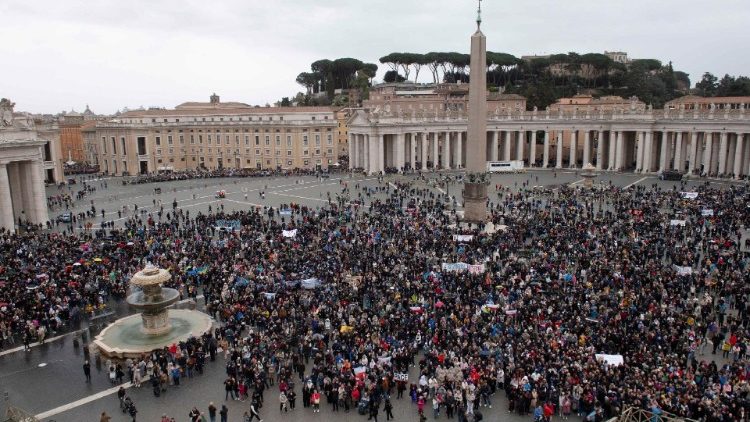 Паломники на площади Святого Петра (10 марта 2024 г.)