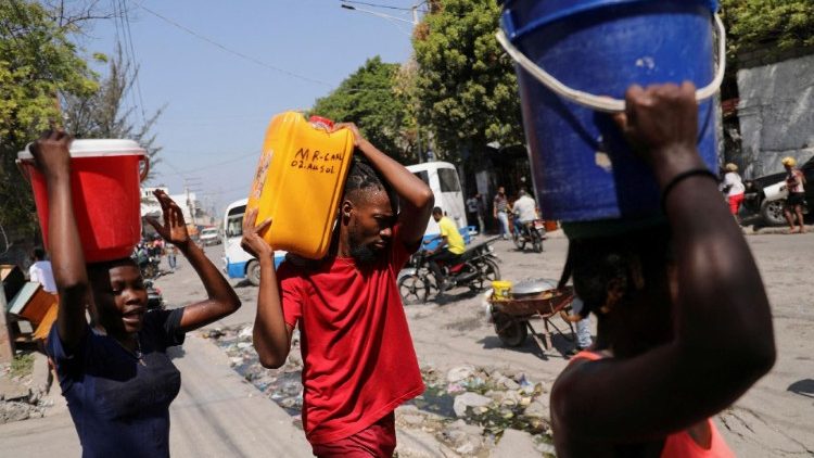 प्रधानमंत्री द्वारा पद छोड़ने की प्रतिज्ञा के बाद, हैती की राजधानी में असहज चुप्पी
