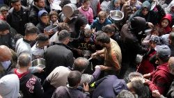 Bewohner des nördlichen Gaza-Streifens erhalten Lebensmittel von Hilfsorganisationen