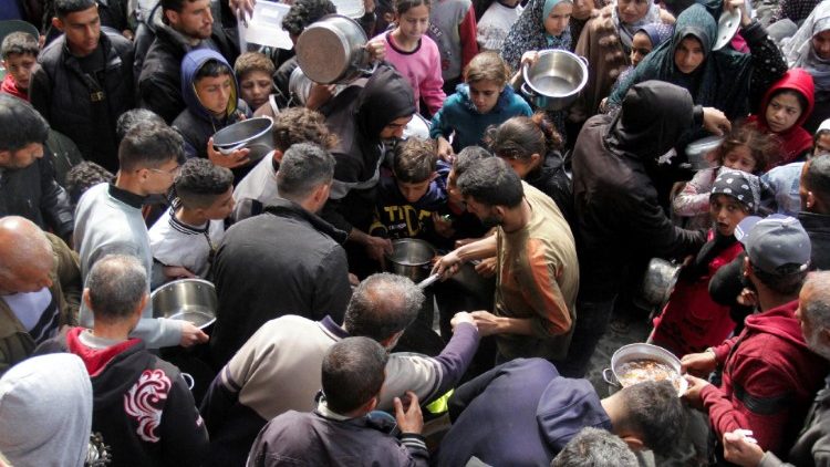 Bewohner des nördlichen Gaza-Streifens erhalten Lebensmittel von Hilfsorganisationen