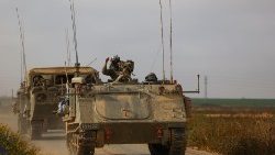 Izraelští vojáci poblíž hranice mezi Izraelem a Gazou.