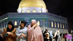 Muslime versammeln sich zum Laylat Al-Qadr-Fest in der Altstadt von Jerusalem