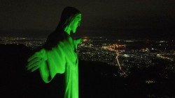 Die Christusstatue in Rio de Janeiro wird am  19. April, dem Tag der indigenen Völker, grün angestrahlt