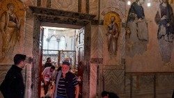 Muzułmanie wychodzący z modlitwy w zmienionym na meczet kościele Świętego Zbawiciela na Chorze w Stambule, 6 maja 2024 r.