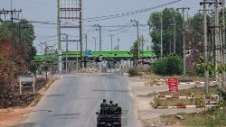 Des soldats de la Karen National Liberation Army après un raid à Myawaddy, le 15 avril dernier.