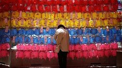 Vorbereitungen für den bevorstehenden Geburtstag (Vesak) von Buddha in einem Tempel in Seoul